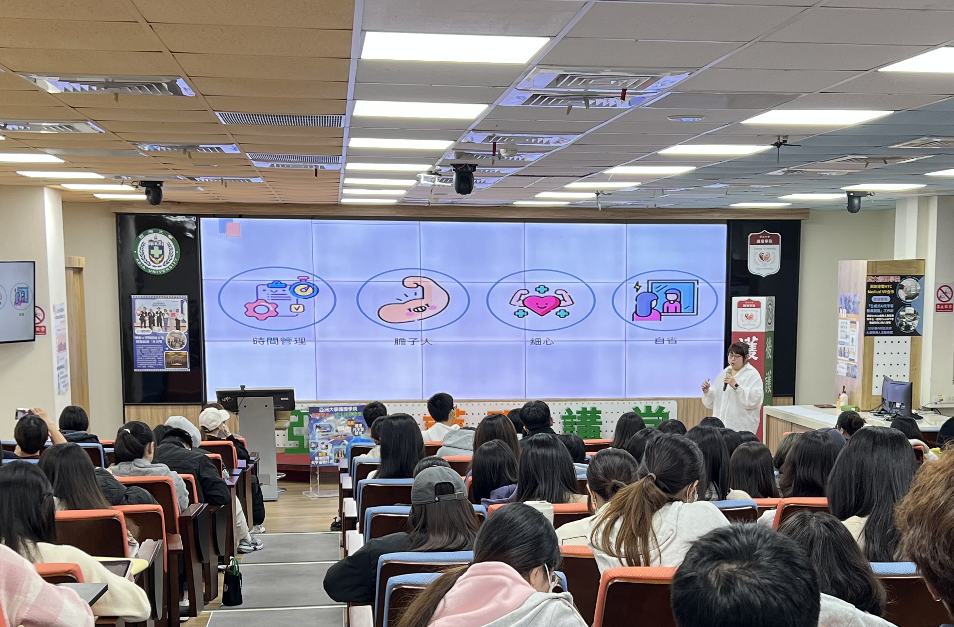 圖說:亞大護理學院職涯演講邀請加護病房護理長介紹急重症單位護理工作特性及所需特質,讓學生深入了解職場需求。