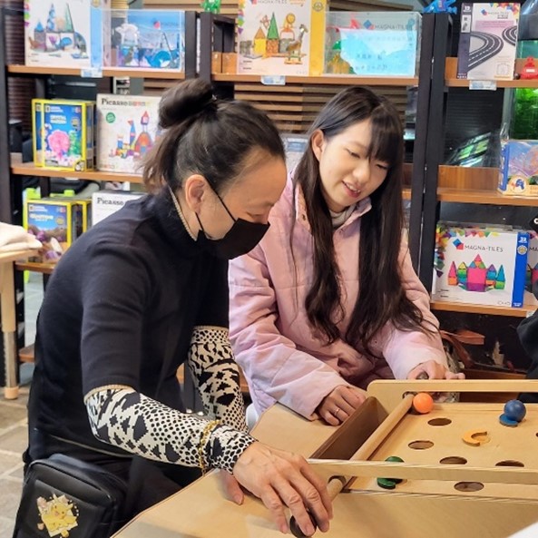 圖為亞大長照系同學和熟齡夥伴,一起玩益智遊戲。