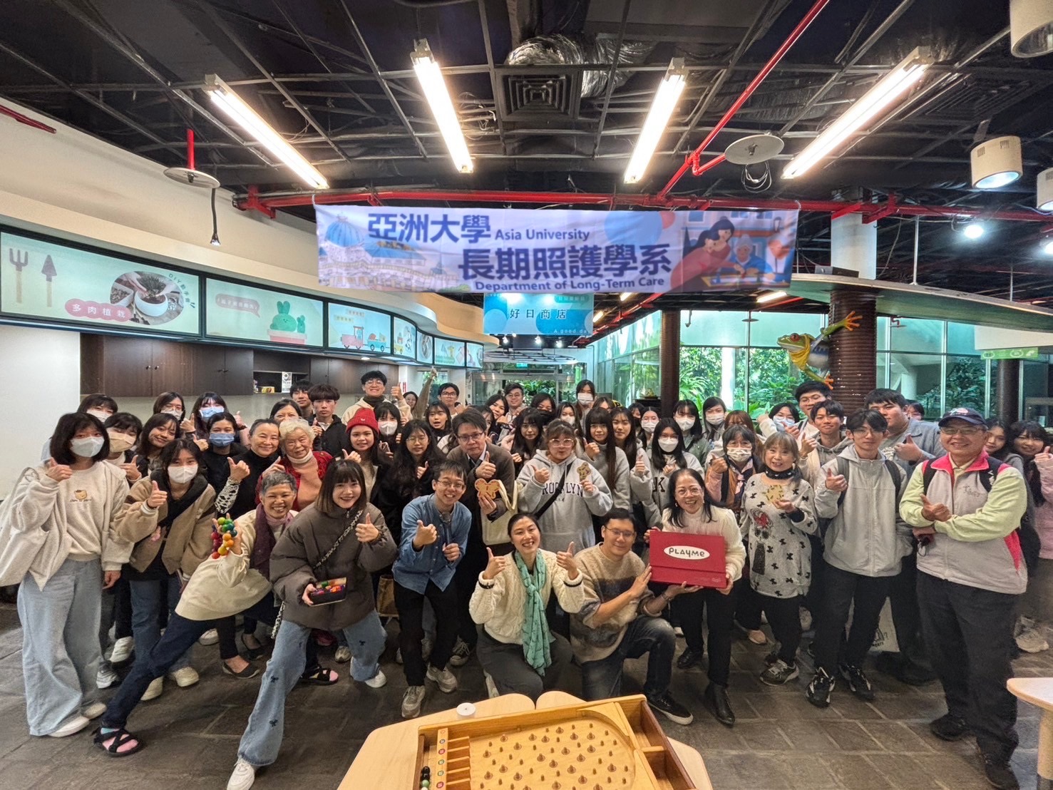 圖為亞大長照系校外參訪活動,師生與社區熟齡夥伴合影。