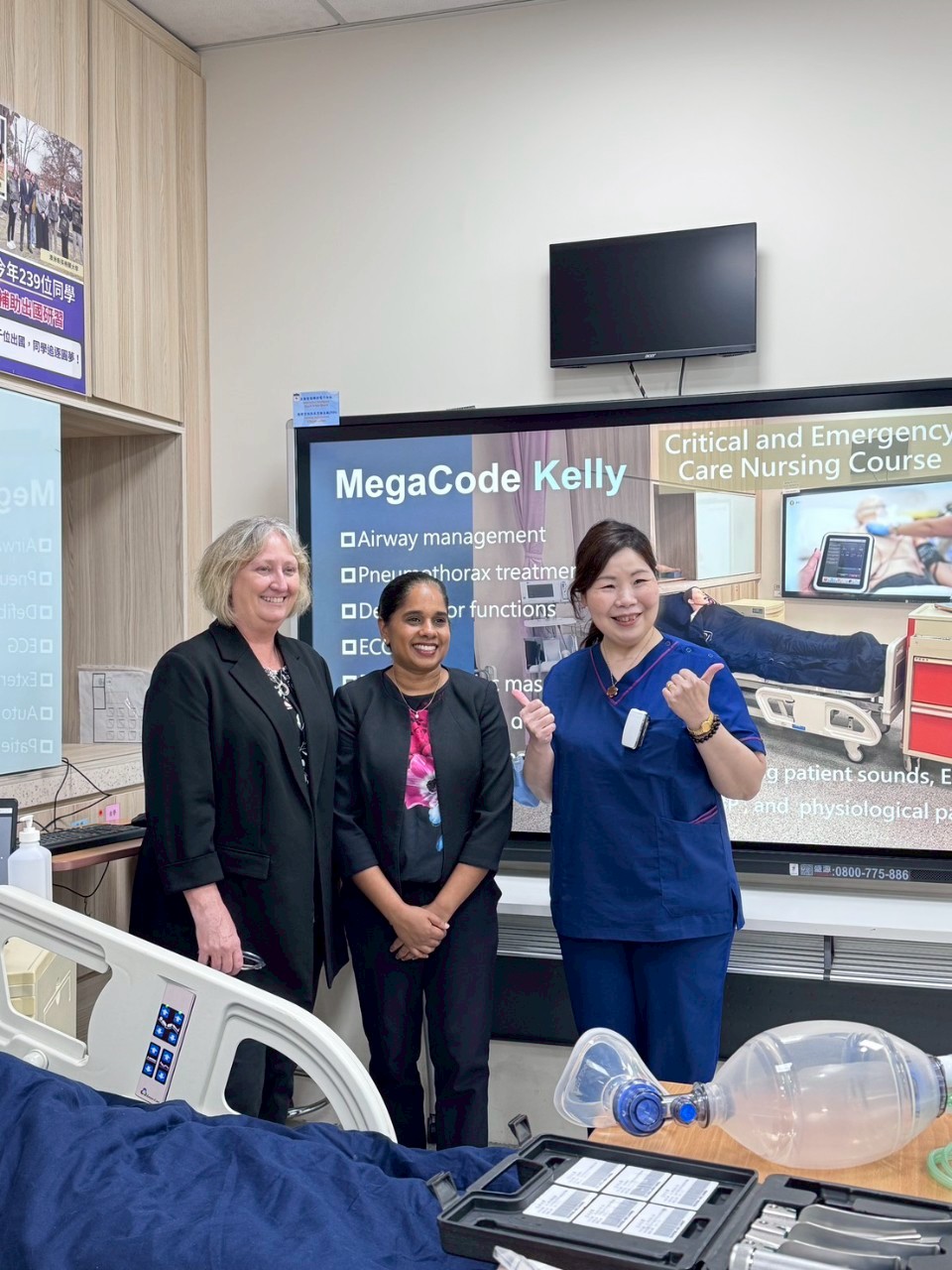 圖說:西雪梨大學護理暨助產學院Professor Kath Peters(.左一)、Lucie Ramjan(左二)參觀亞大護理學院未來護理中心,與護理學系彭逸稘副教授(右一)合影。