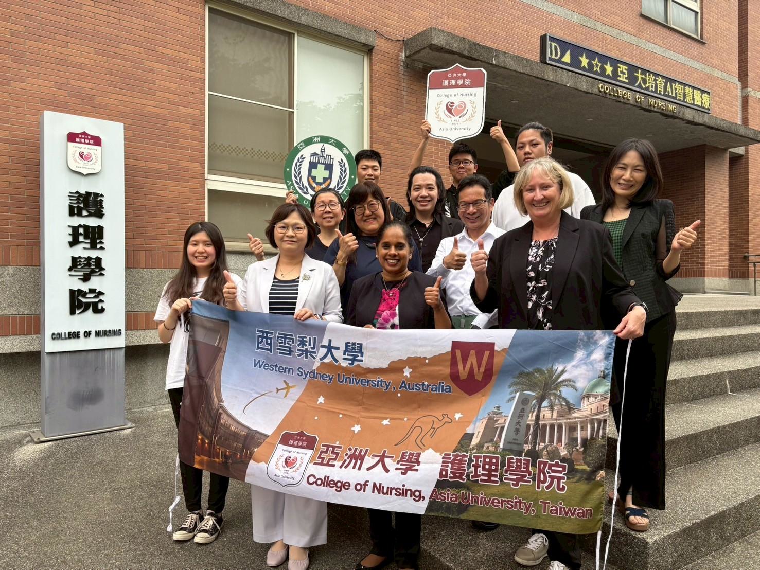 圖說:西雪梨大學護理暨助產學院Professor Kath Peters(右一)、Lucie Ramjan(右二)與亞大護理學院院長吳樺姍(左二)、亞大國際處處長歐仁和(第二排右二)及師生合影。