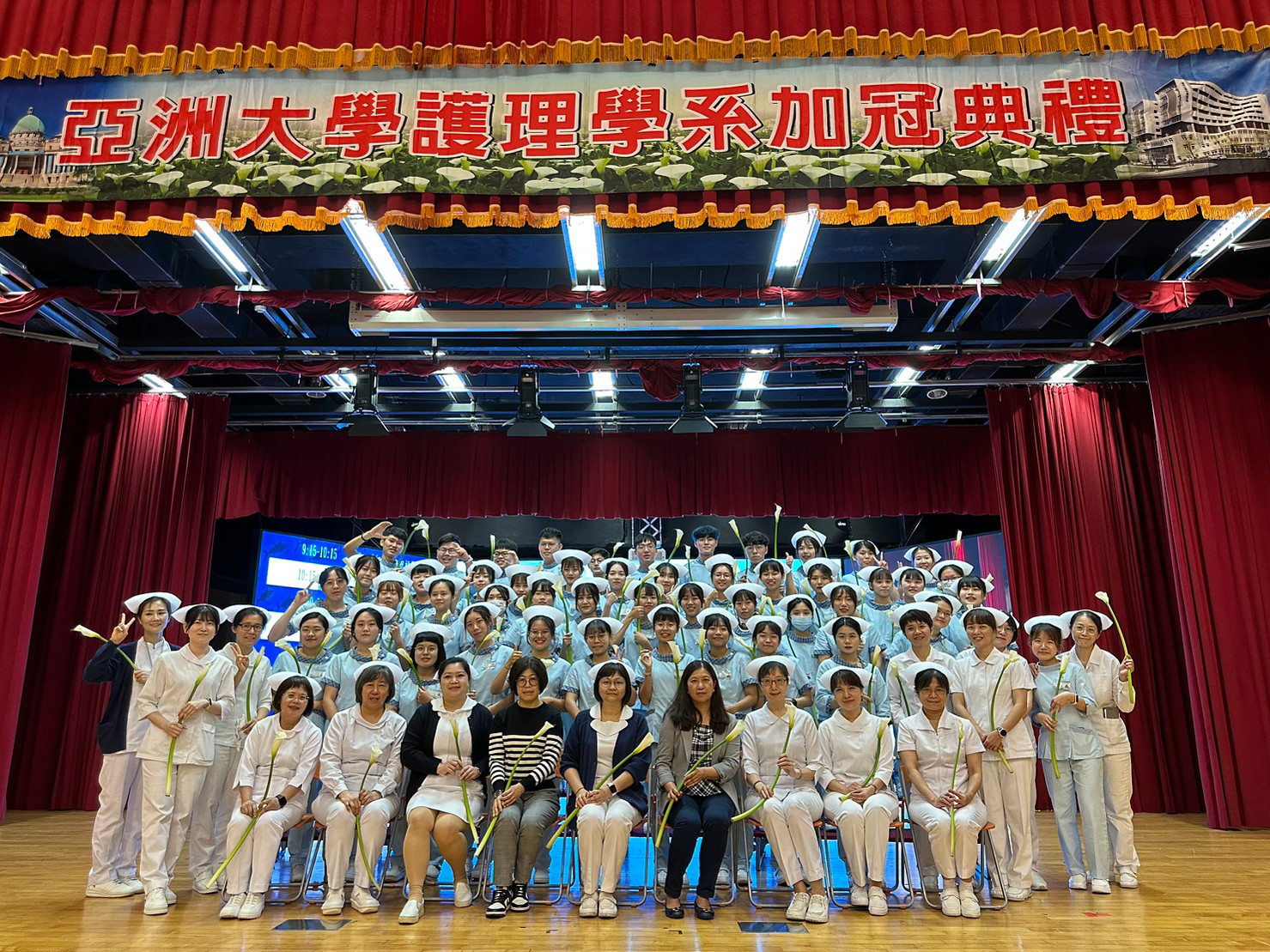 圖說：亞洲大學護理學系113學年度畢業生於二年級參與加冠典禮合影