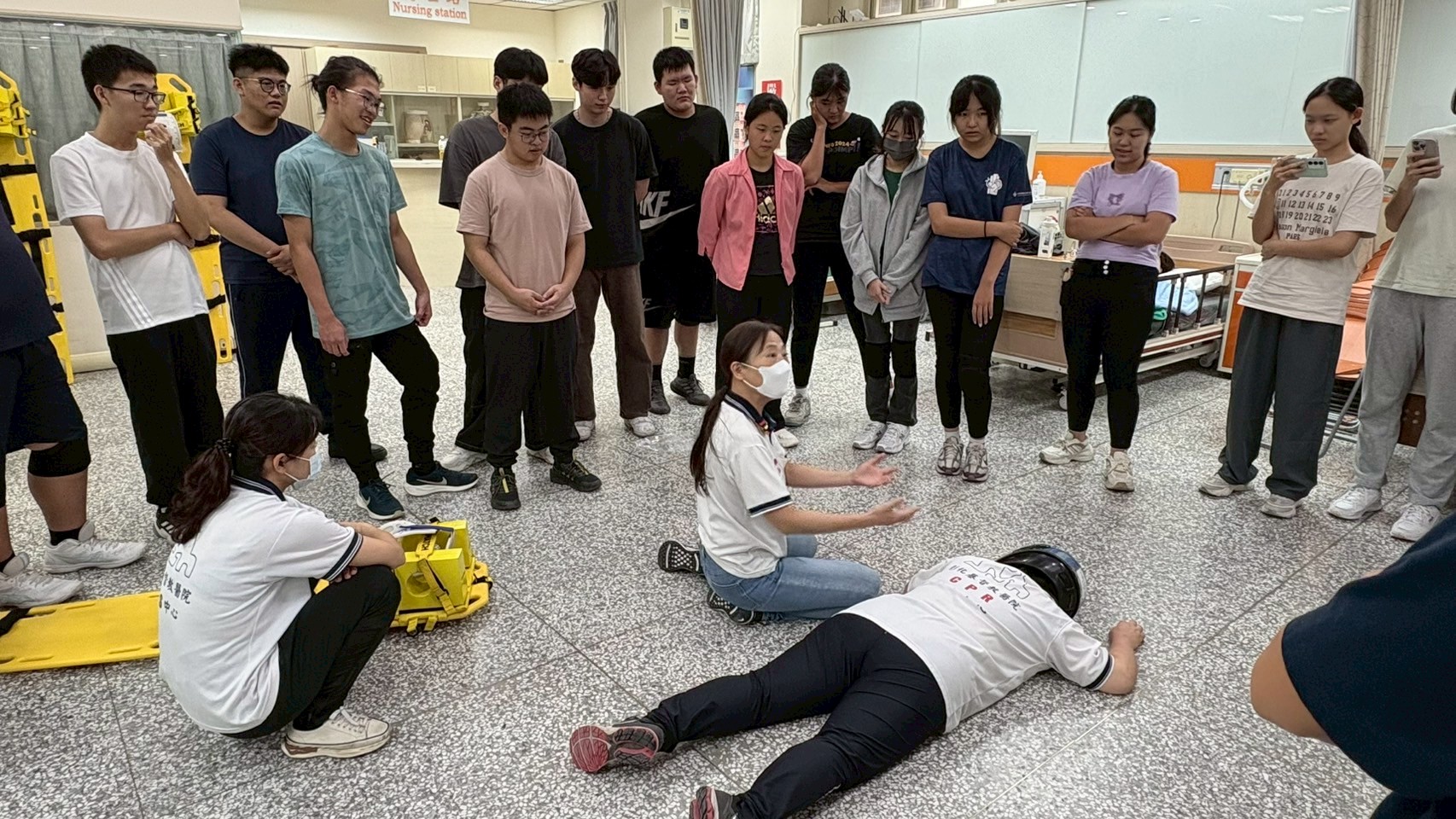 圖說：講師講解如何為車禍創傷人員去除頭盔及使用頸圈固定。