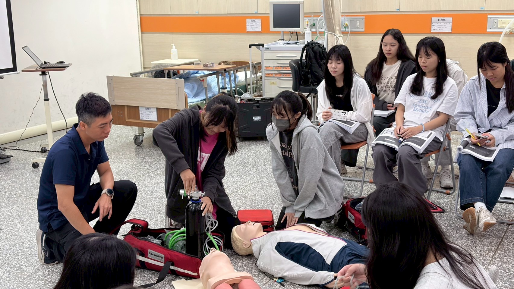 圖說：參與EMT-1學員操作演練緊急救護處置。