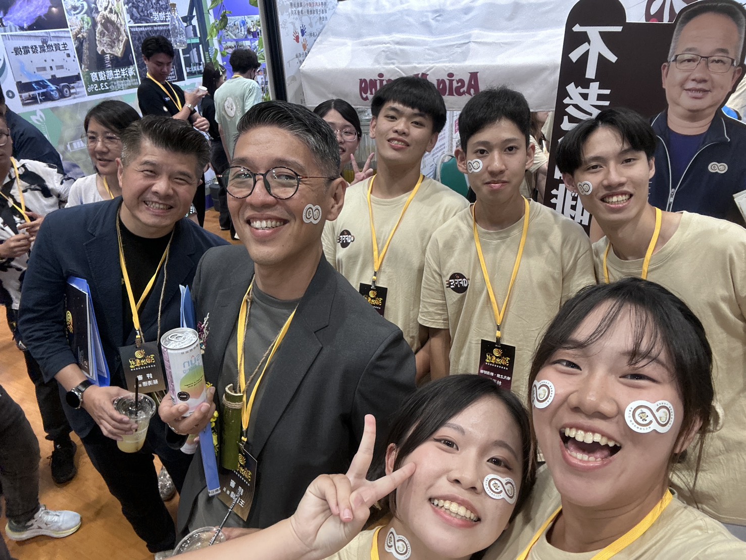 圖說：「第十五屆大專生洄游農村競賽」評審委員於靜態展位前，與亞大護理學系「啡凡之旅，齡活好咖」團隊學生合影。