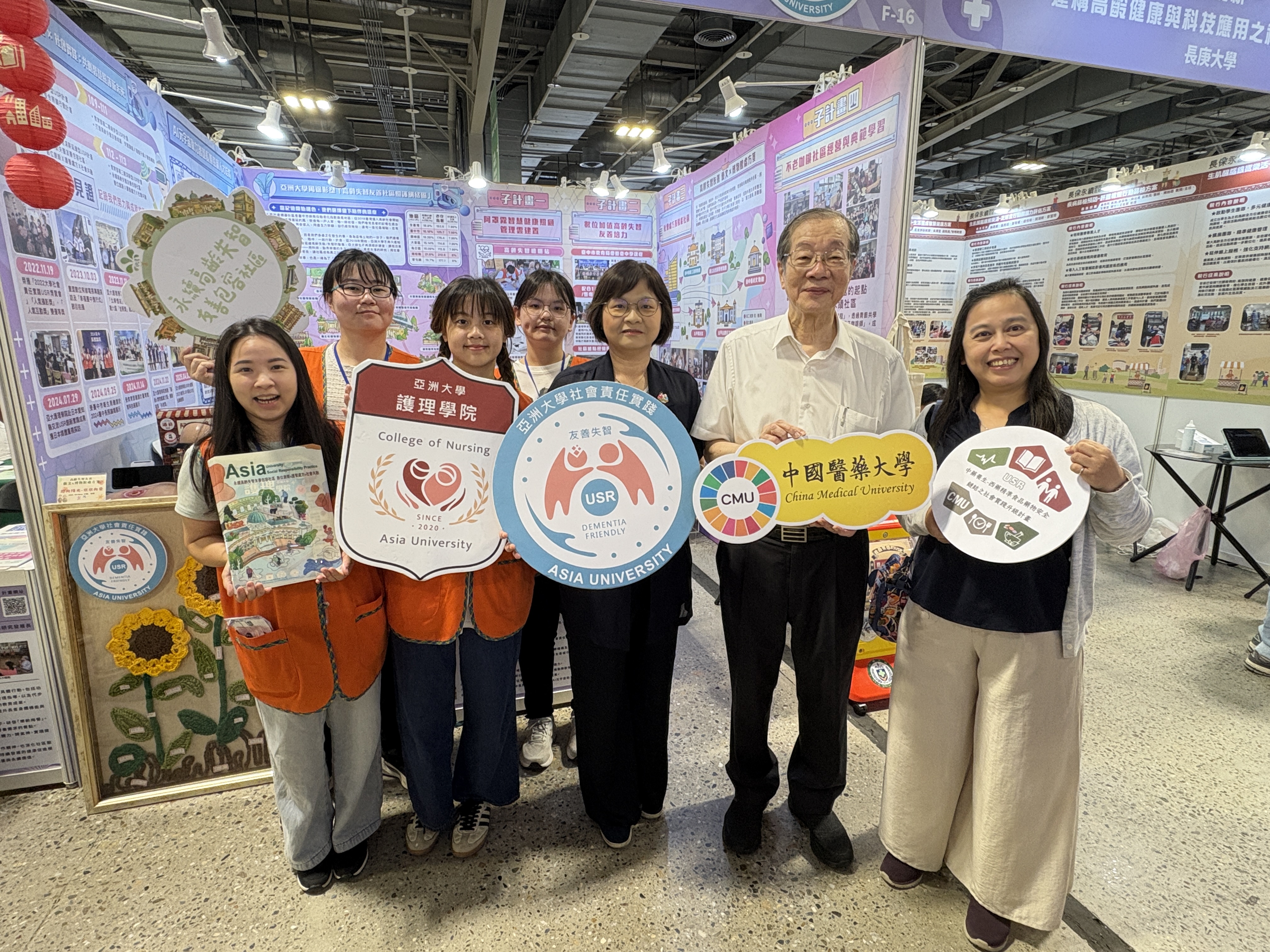 圖說：考試院前院長黃榮村(右二)特別至亞大、中醫大USR展位瞭解USR實踐特色。