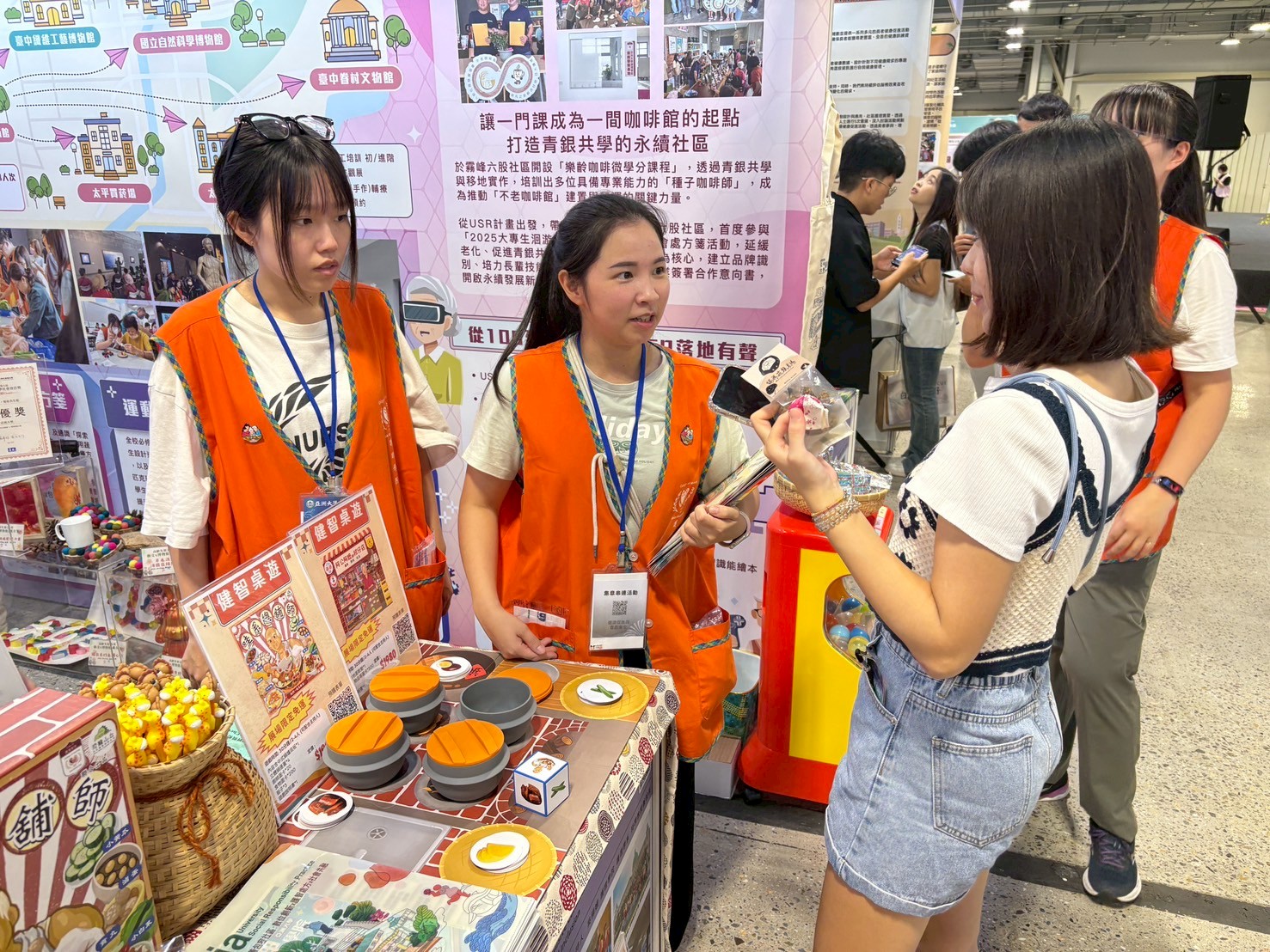 圖說：亞大護理學院學生向民眾說明USR計畫如何預防及延緩失智，以及展示師生所開發之治療性桌遊「哇系總舖師」。