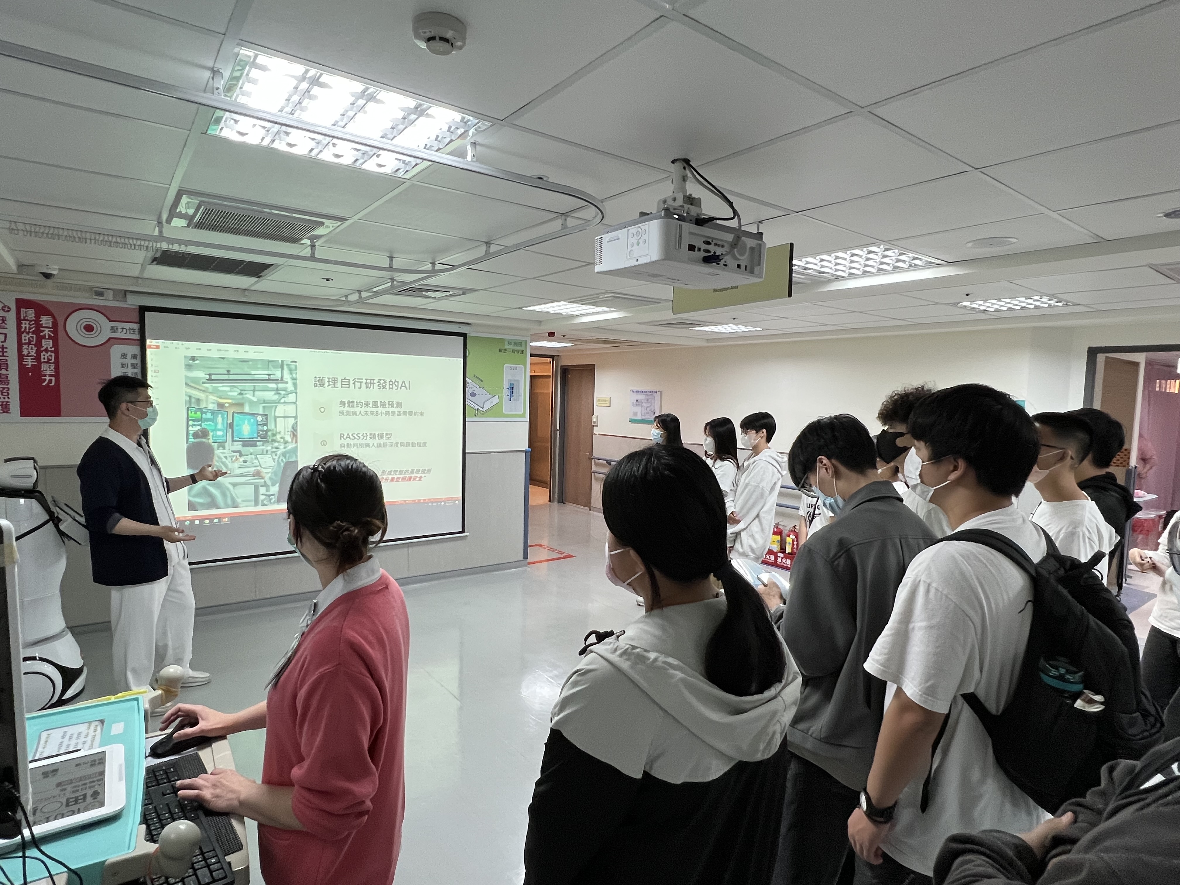 圖說：職涯導師帶領亞大護理學院學生至台中榮民總醫院參訪，資訊護理師介紹智慧病房如何導入AI科技以提升照護品質