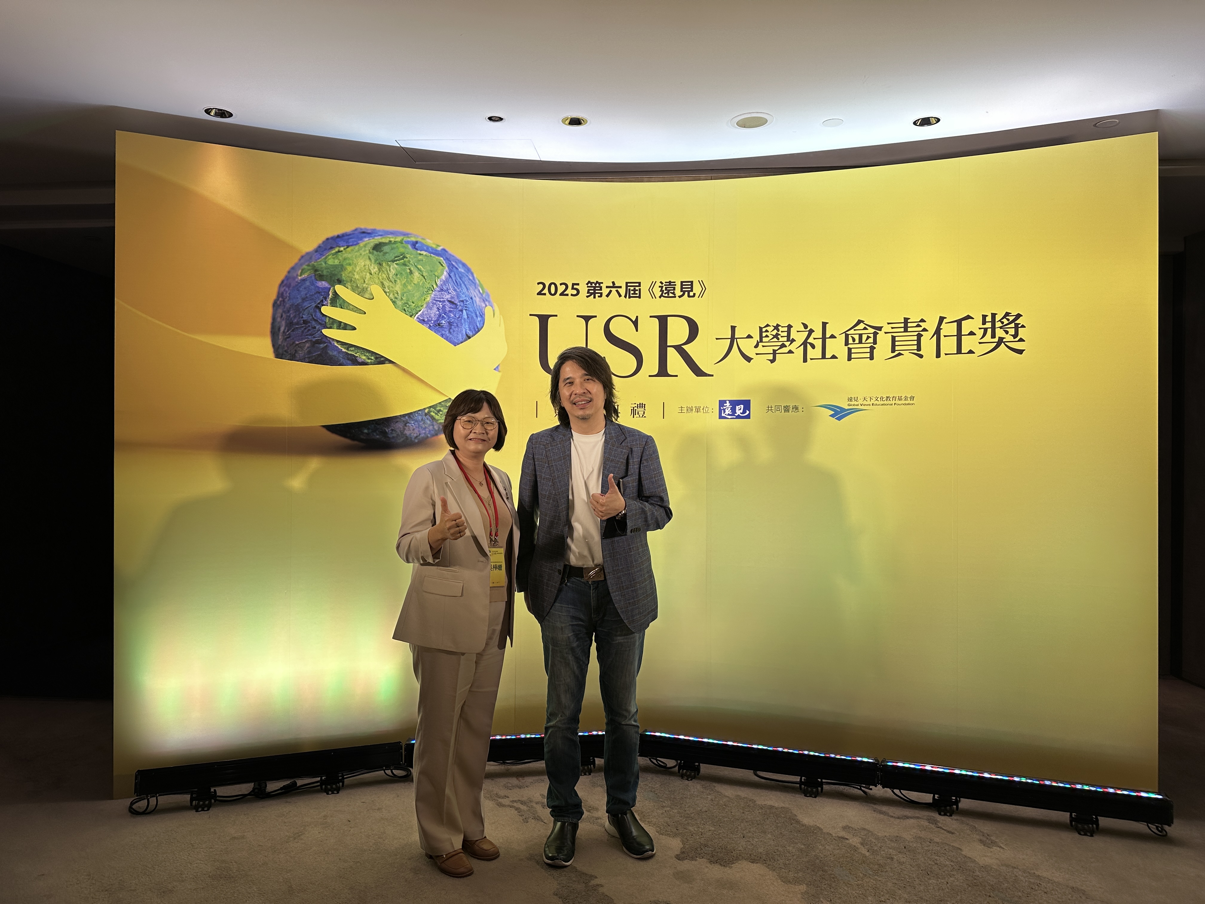 圖說：教育部政務次長葉丙成(右)開場致詞後，與亞洲大學護理學院院長吳樺姍(左)合影。