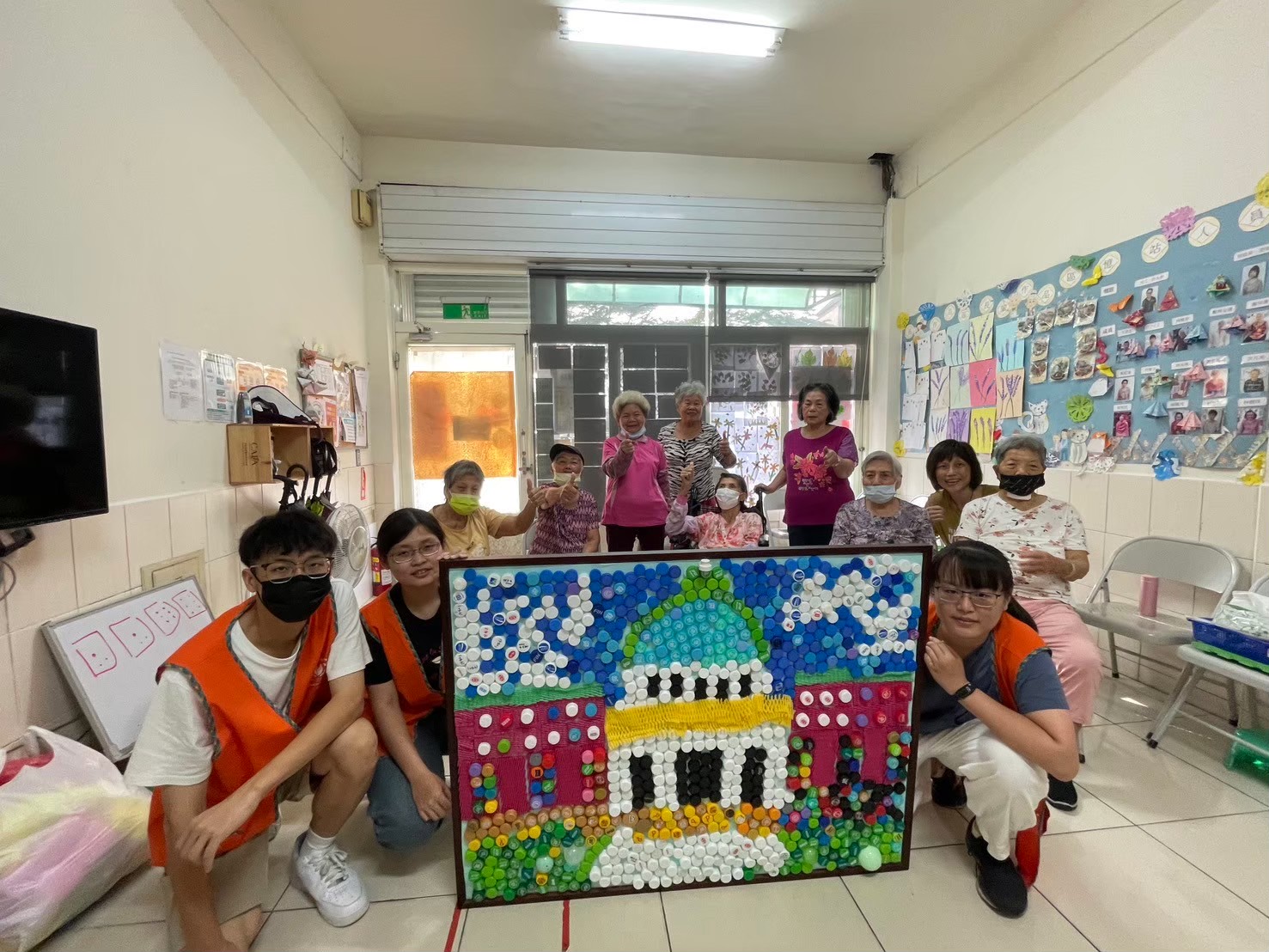 圖說：亞大護理學系學生自主學習，導入節能減碳觀念，創意發想輔療主題：藝「塑」永續。