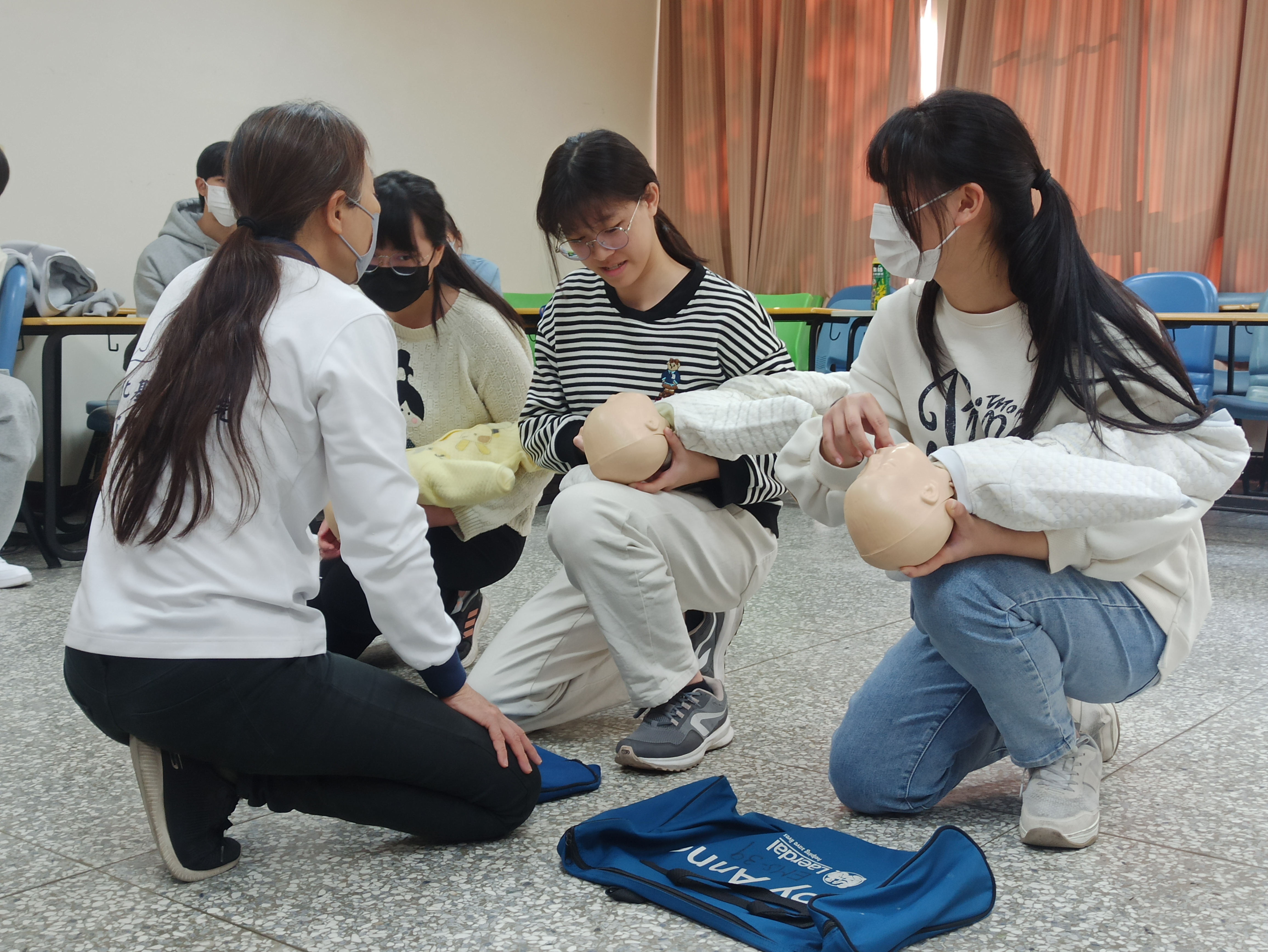 圖說 學員們在急診團隊指導下，專心學習嬰兒CPR與異物梗塞處理技巧，透過實作訓練，學員們熟練掌握急救步驟，強化臨場應變能力。