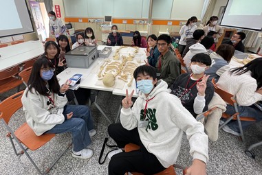 圖說：在亞大護理學院後護系方維翎助理教授詳細解說後，小組團隊合作、運用所學拼湊全身兩百多根散骨。