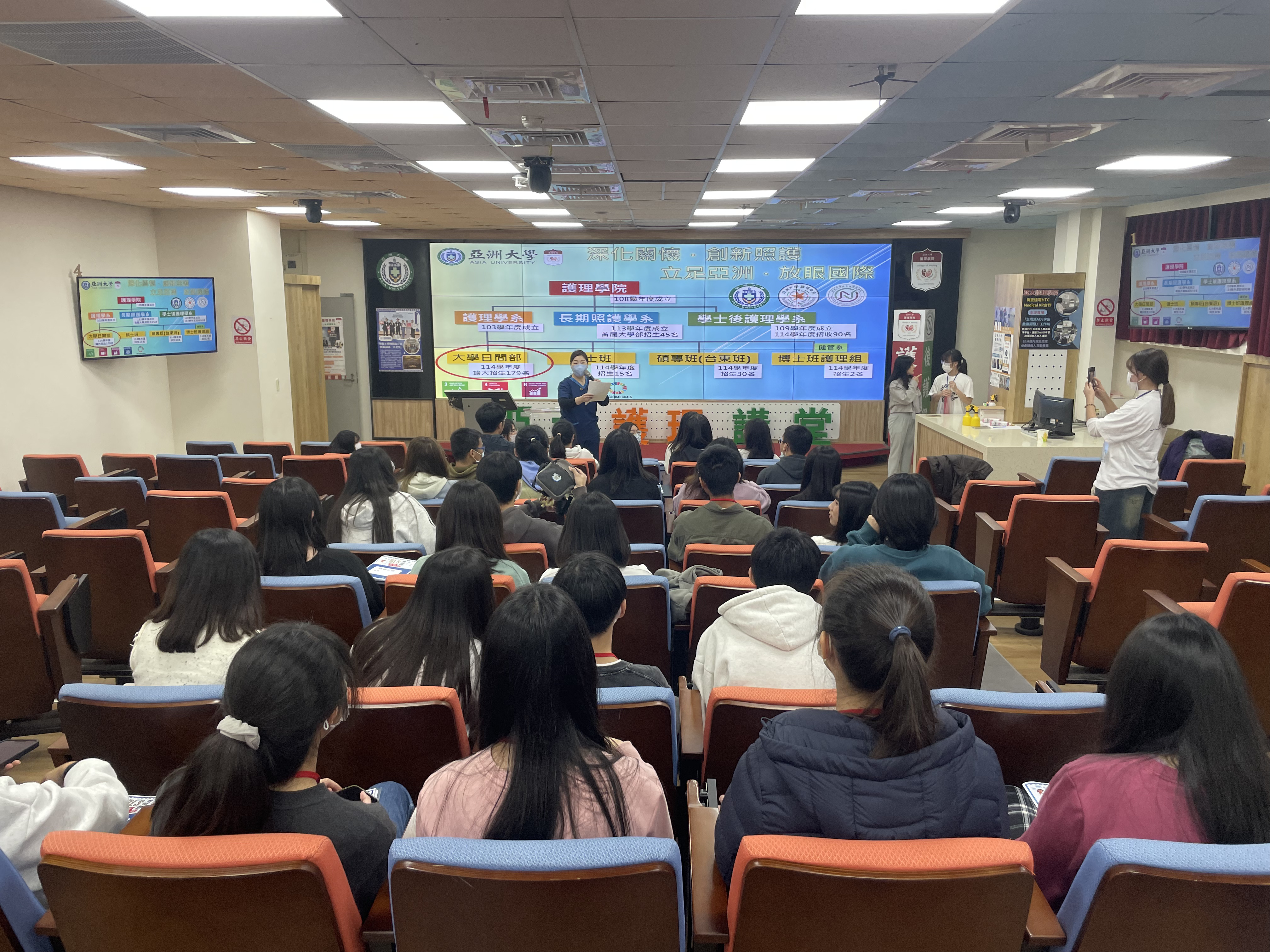 圖說：亞大護理學院護理學系彭逸稘副教授為同學解說亞大校園美景及學系特色。