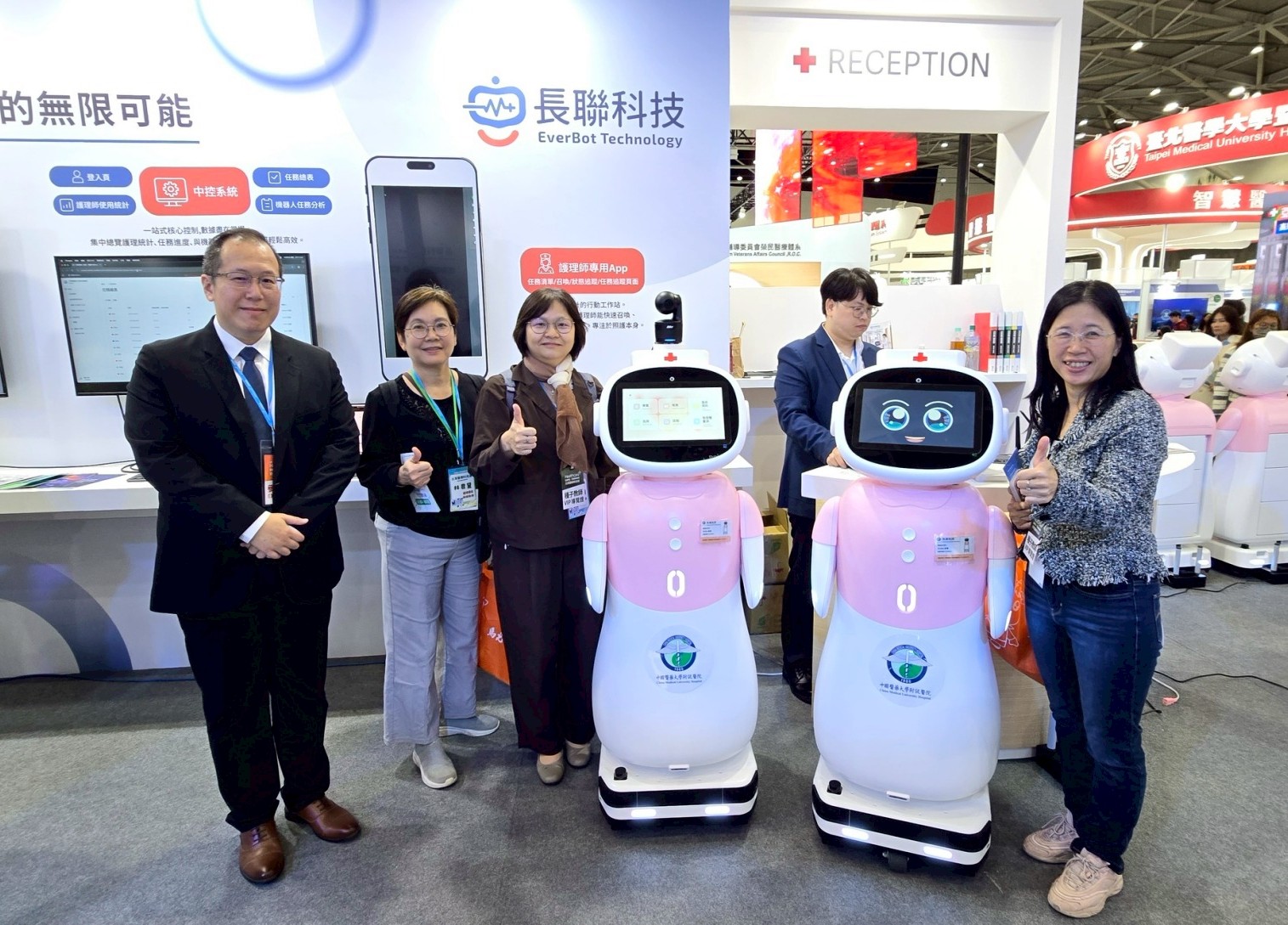 亞洲大學護理學院院長吳樺姍(左三)協學院師長、長聯科技蔡述先總監(左一)與「愛寶 EirBot」智慧醫療機器人合影。