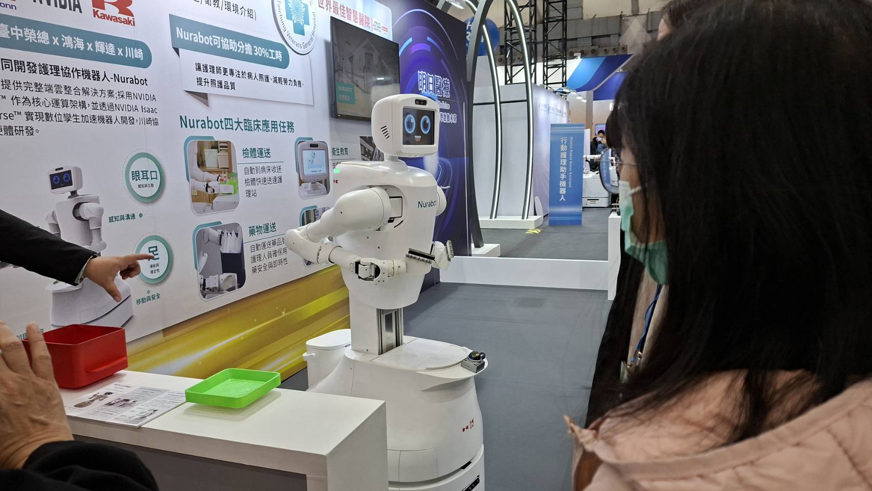 學生近距離觀察台中榮民總醫院展出之護理協作機器人(Nurabot)，了解其臨床應用與操作方式。