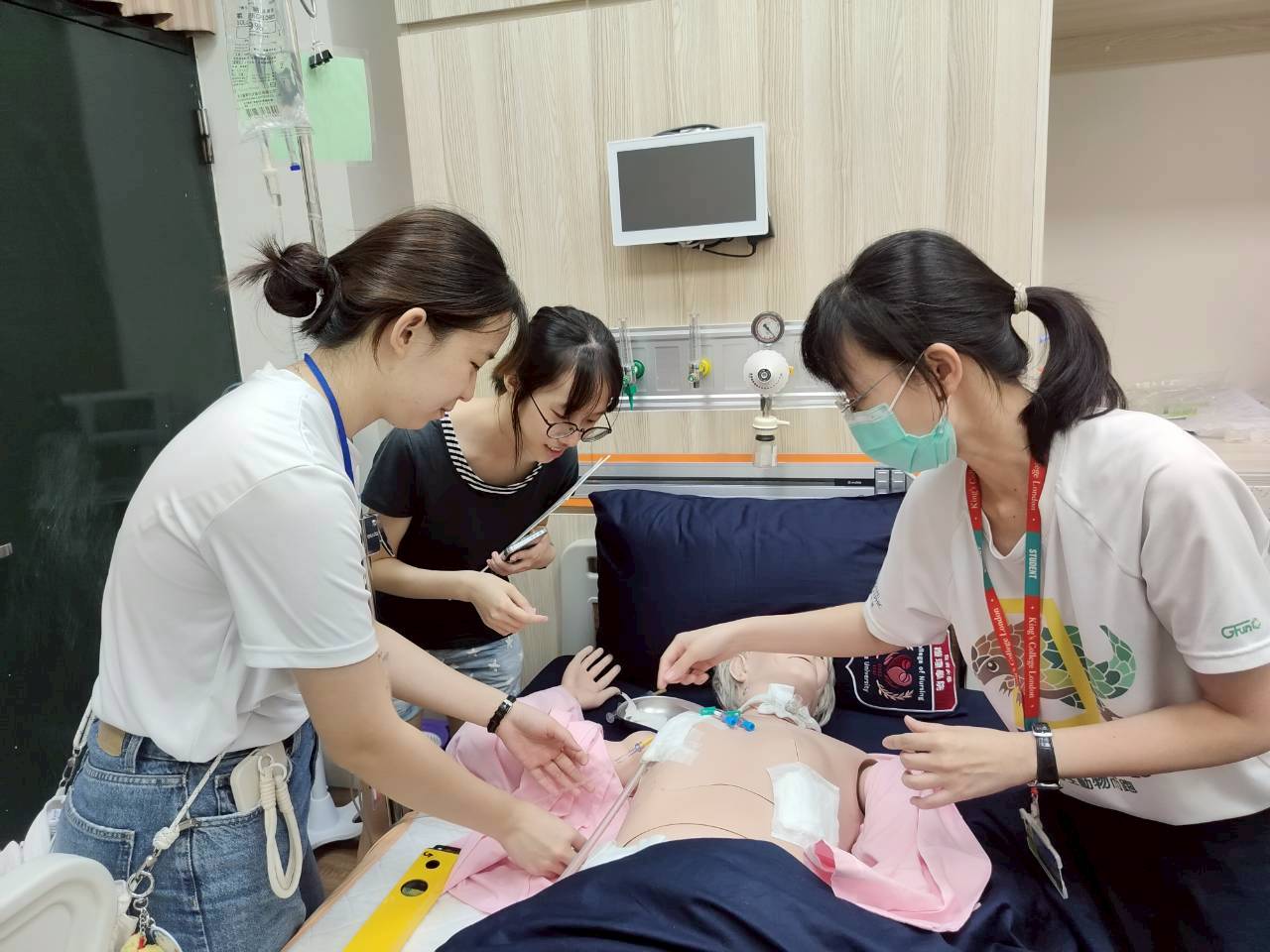 新加坡南洋理工學院學生於亞洲大學護理學院未來護理中心智慧病房學習成人護理專業技術。