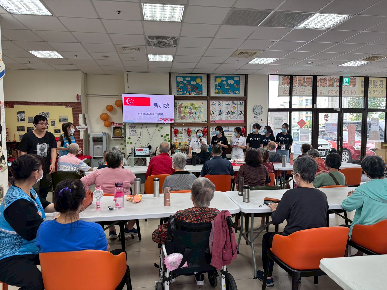 亞洲大學護理學系靖永潔與簡慧雯老師帶領亞洲大學與新加坡南洋理工學院兩校學生參訪護理學系畢業系友創辦之好憶綜合型長照機構。