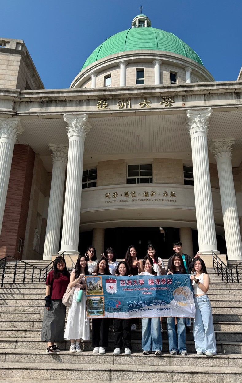 新加坡南洋理工學院護理與社會科學學院六位學生與亞洲大學護理學系靖永潔助理教授(左一)、學生合影。