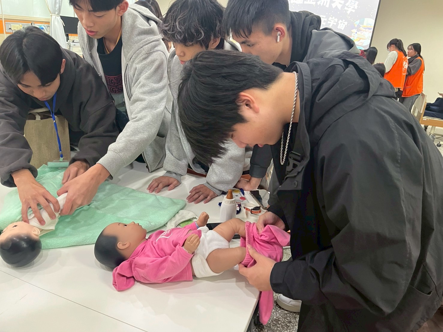 圖三、高中生與智慧嬰兒互動，親身體驗新生兒換尿布技巧。