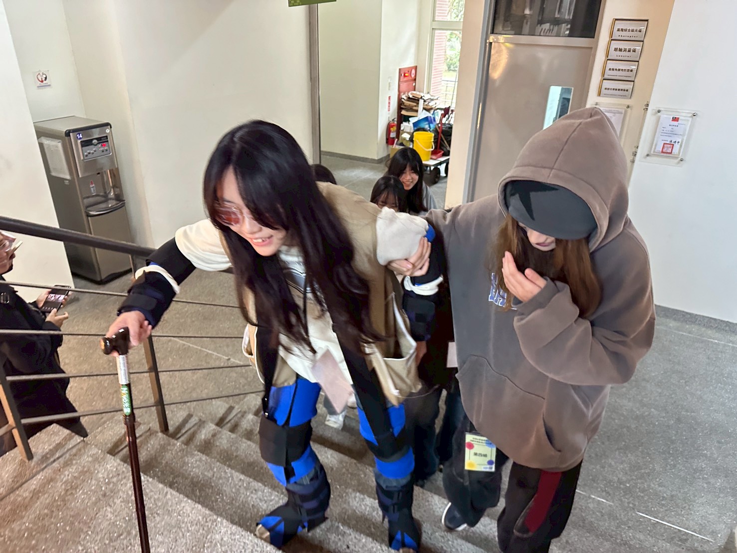 圖六、高中生穿戴高齡體驗服，模擬並體察長者身體機能退化之挑戰。