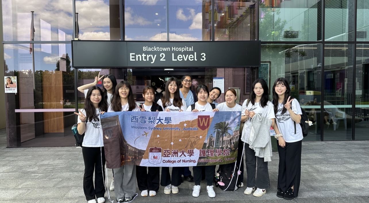 圖三、亞大護理學系9位同學與Blacktown hospital加護病房臨床護理專家Nitisha Kumar(後排置中)在醫院前合影。