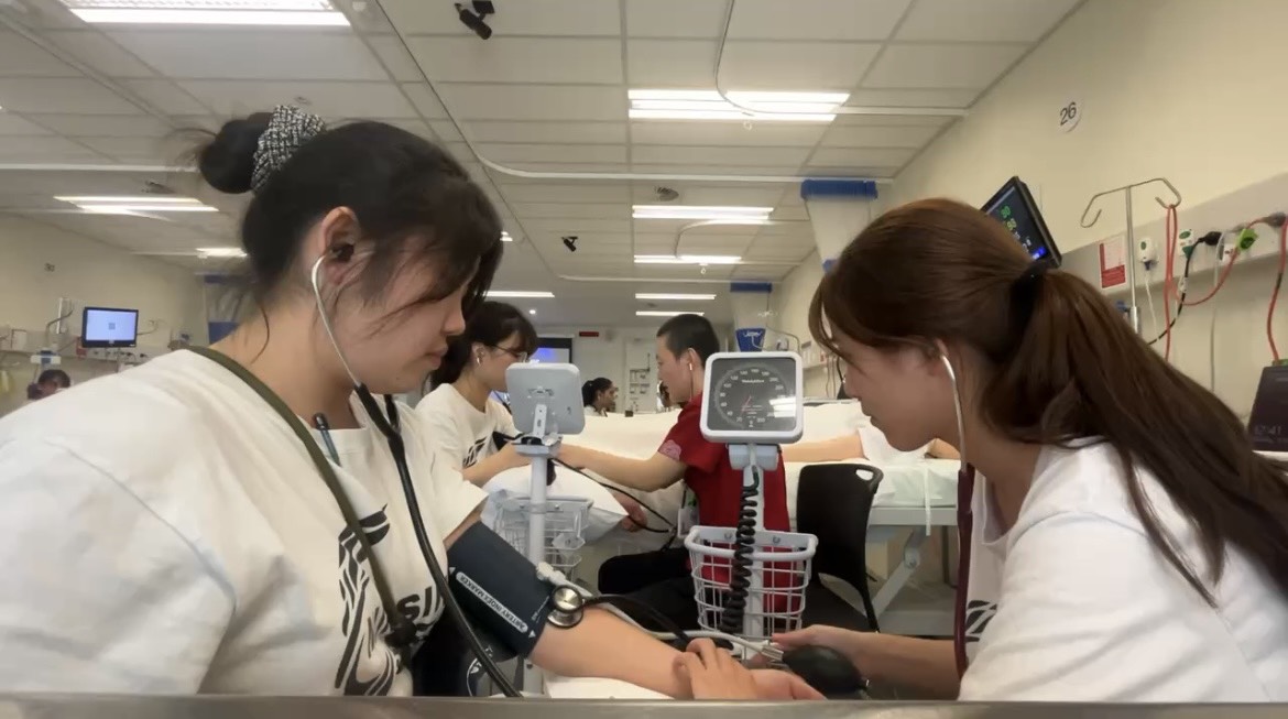 圖四、亞大護理學系參與國際護理實習同學模擬澳洲醫院生命徵象評估之臨床操作流程。