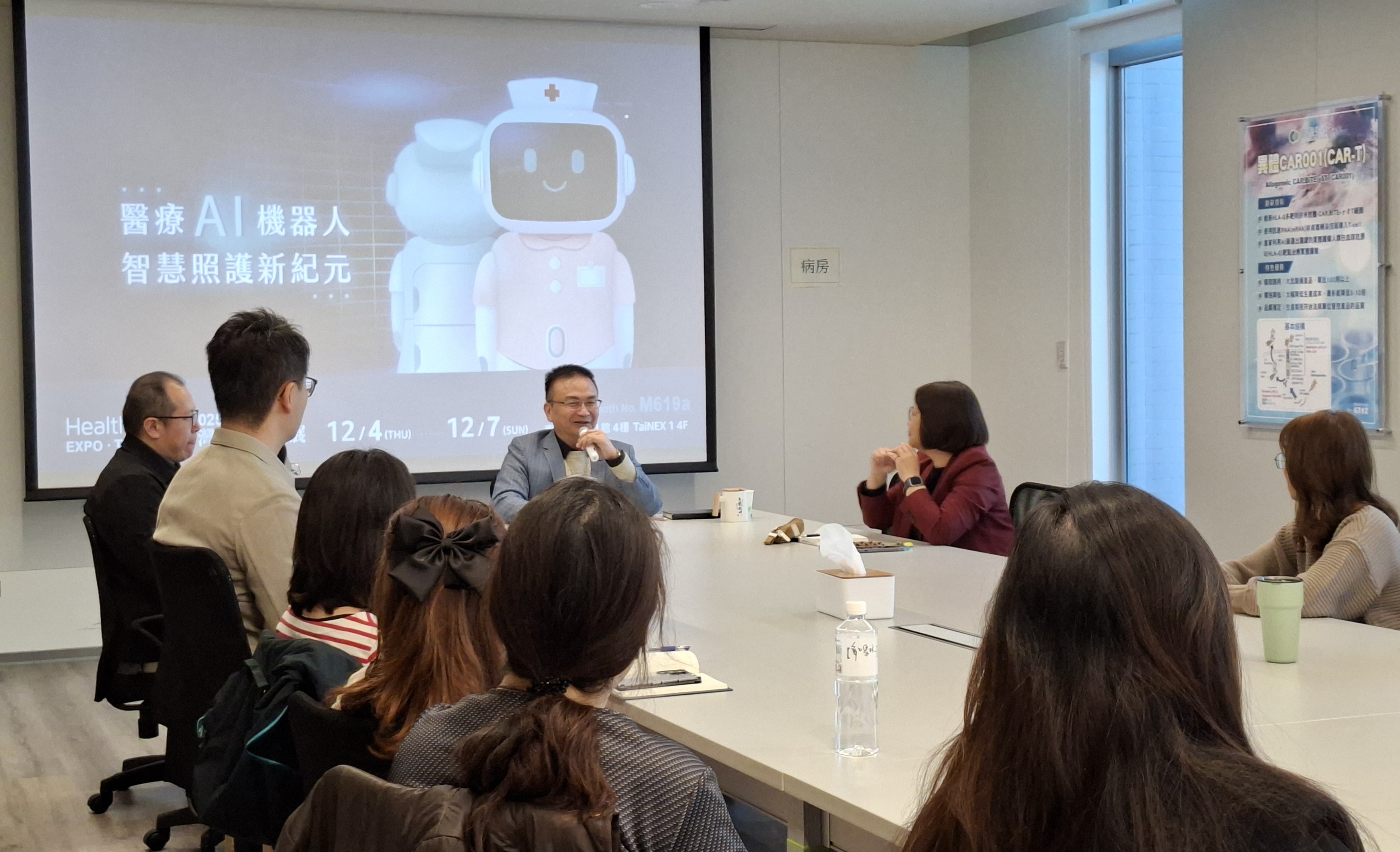 圖說：亞大護理學院吳樺姍院長(右一)帶隊與長聯科技李友錚董事長(中)所帶領的團隊進行產學合作交流。