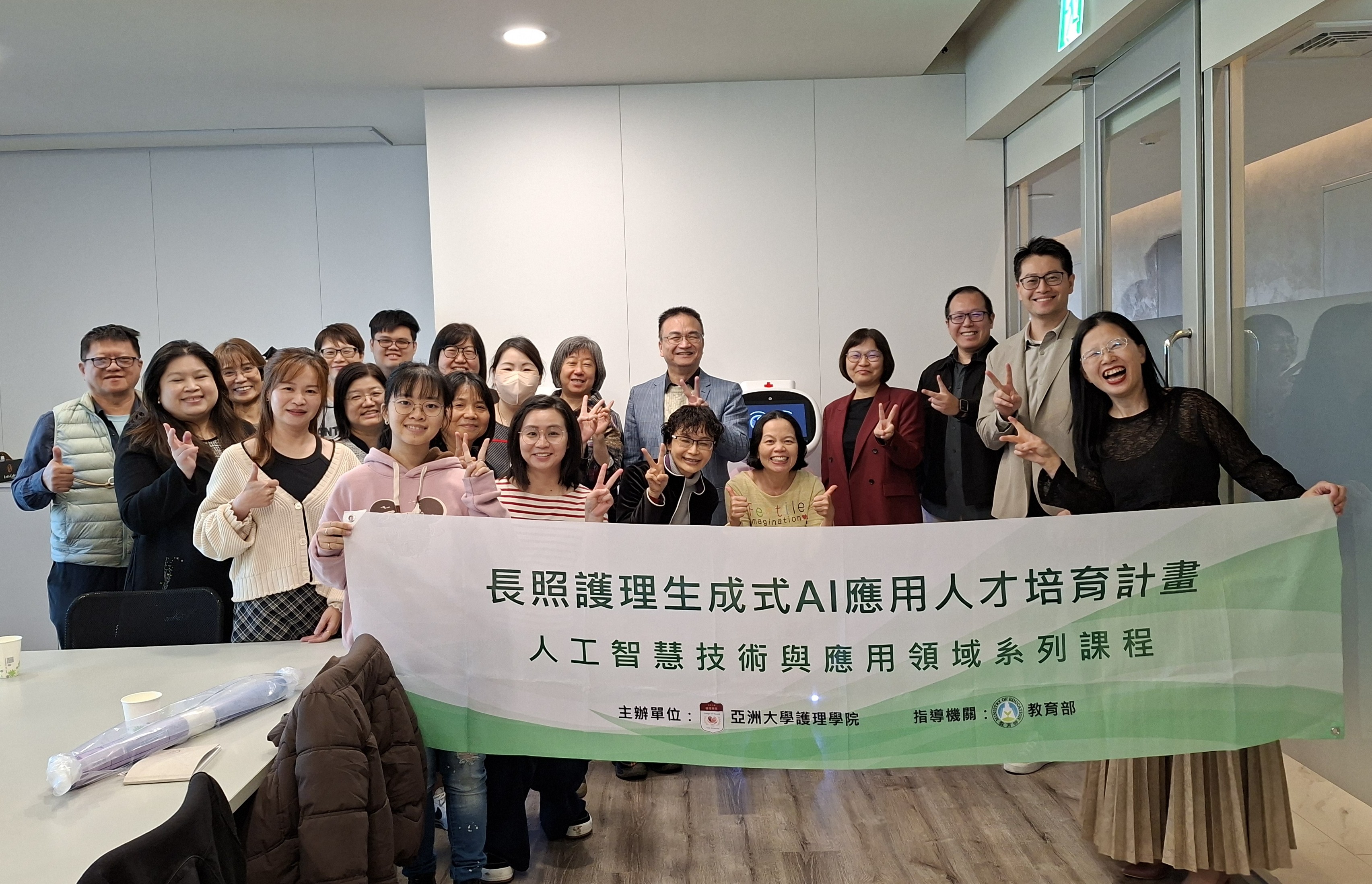 圖說：長聯科技李友錚董事長所帶領的團隊與亞洲大學參與工作坊師生合影。