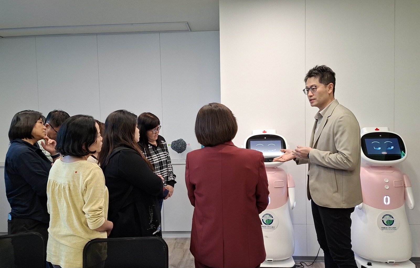 圖說：亞大護理學院師生與長聯科技團隊產學交流，共同探索「智慧人機互動」於臨床照護之未來發展。