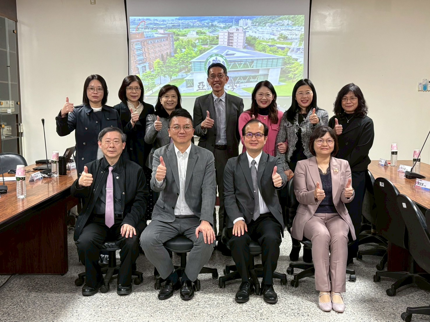 圖說：仁德醫專董事長鍾佳穎(第一排左二)、仁德醫專校長黃柏翔(第一排左一)、亞大副校長黃俊杰(第一排右二)、亞大護理學院院長吳樺姍(第一排右一)、亞大招生處處長張祐誠(第二排右四)與雙方師長於交流會後合影。