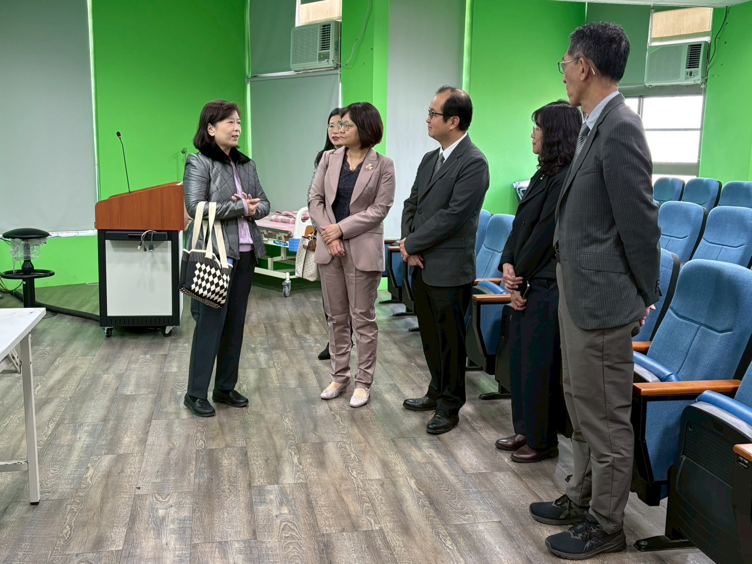 圖說：仁德醫專護理科主任王世麗說明未來「亞洲大學護理學系碩士學分班」學生於仁德醫專校園內上課之教室設備與環境。