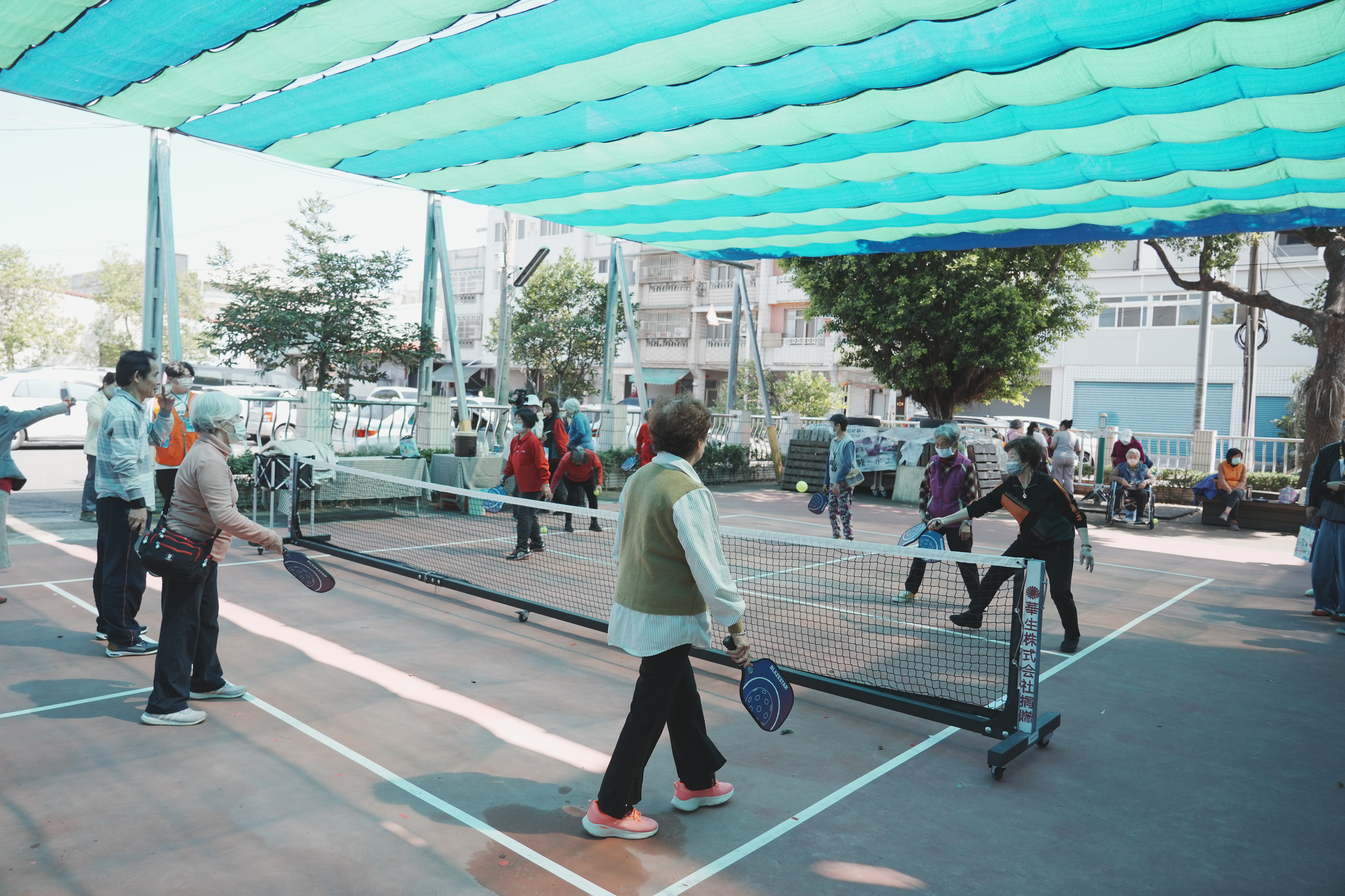 圖說：草屯鎮御史社區長輩於新啟用的幸福匹克球場，透過「運動處方」有效鍛鍊全身肌群並提升心肺耐力。