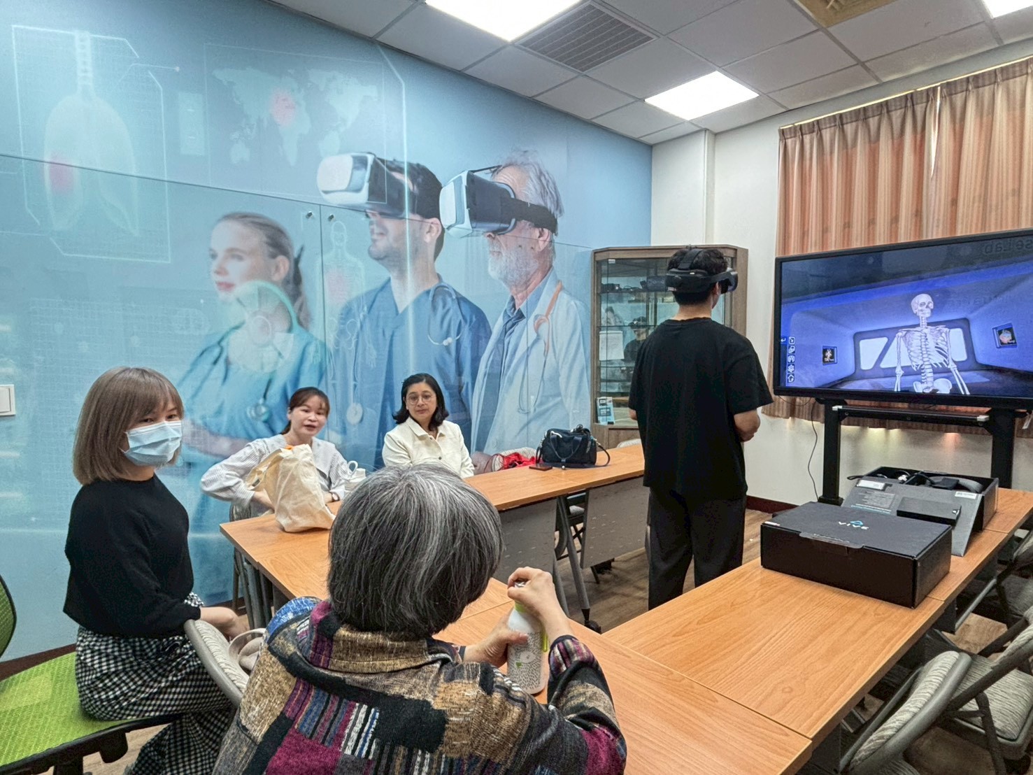 圖說：UCLA Wei-Ti Chen教授參觀亞大護理學院「未來護理中心暨元宇宙基地」，學生展示醫療照護元宇宙教材之沉浸式學習。