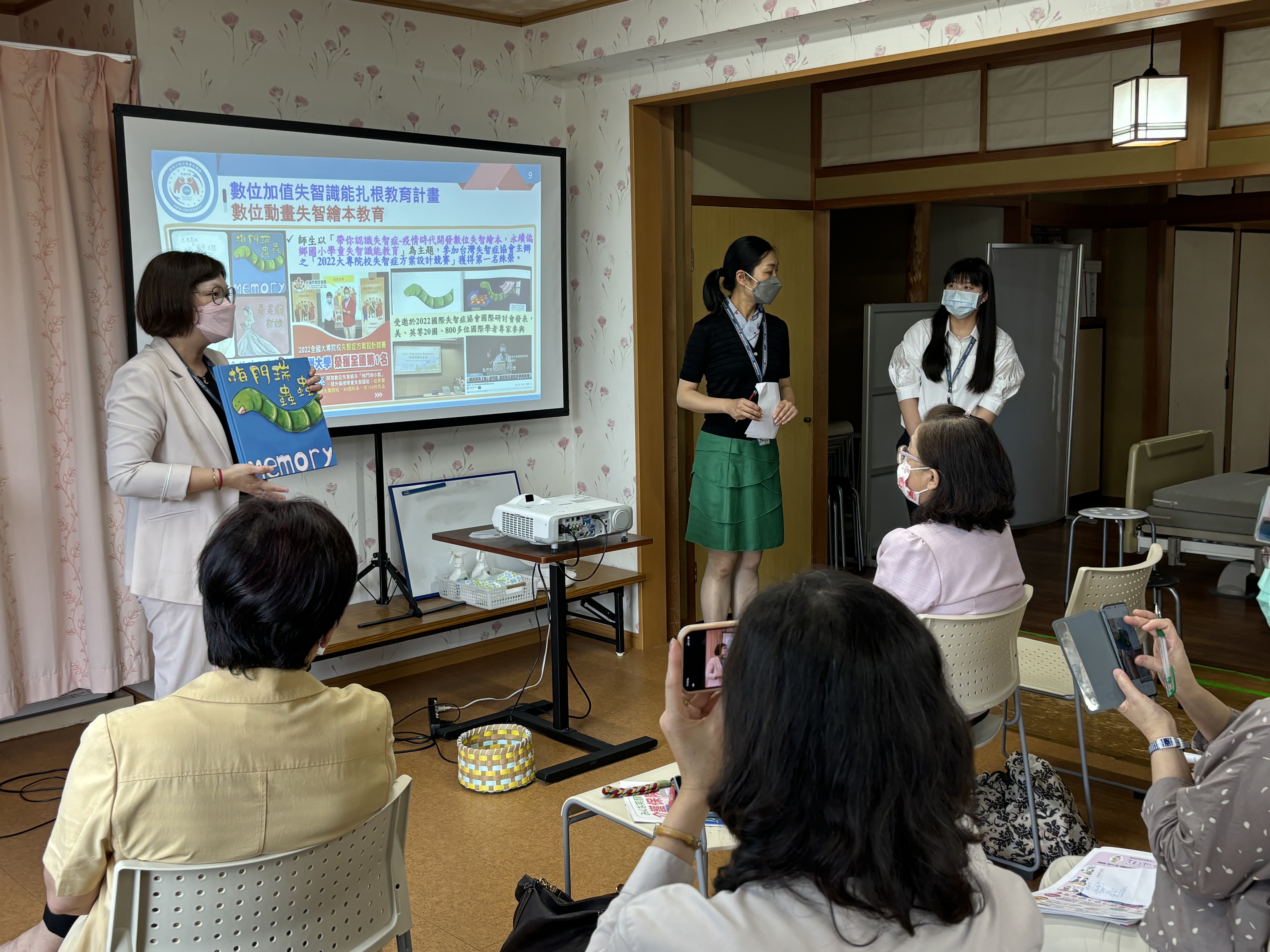 圖說：亞大護理學院赴日本名古屋，展示學生開發之「生成式AI數位動畫失智繪本」，獲日本專業人員高度關注。