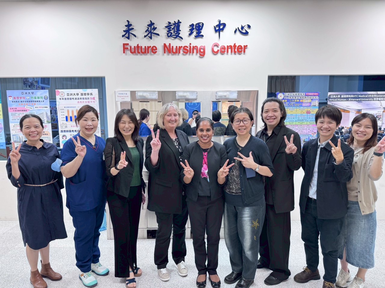 圖說：西雪梨大學護理暨助產學院Professor Kath Peters(左四)、Lucie Ramjan(右五)參觀亞大護理學院未來護理中心，與護理學系教師合影。