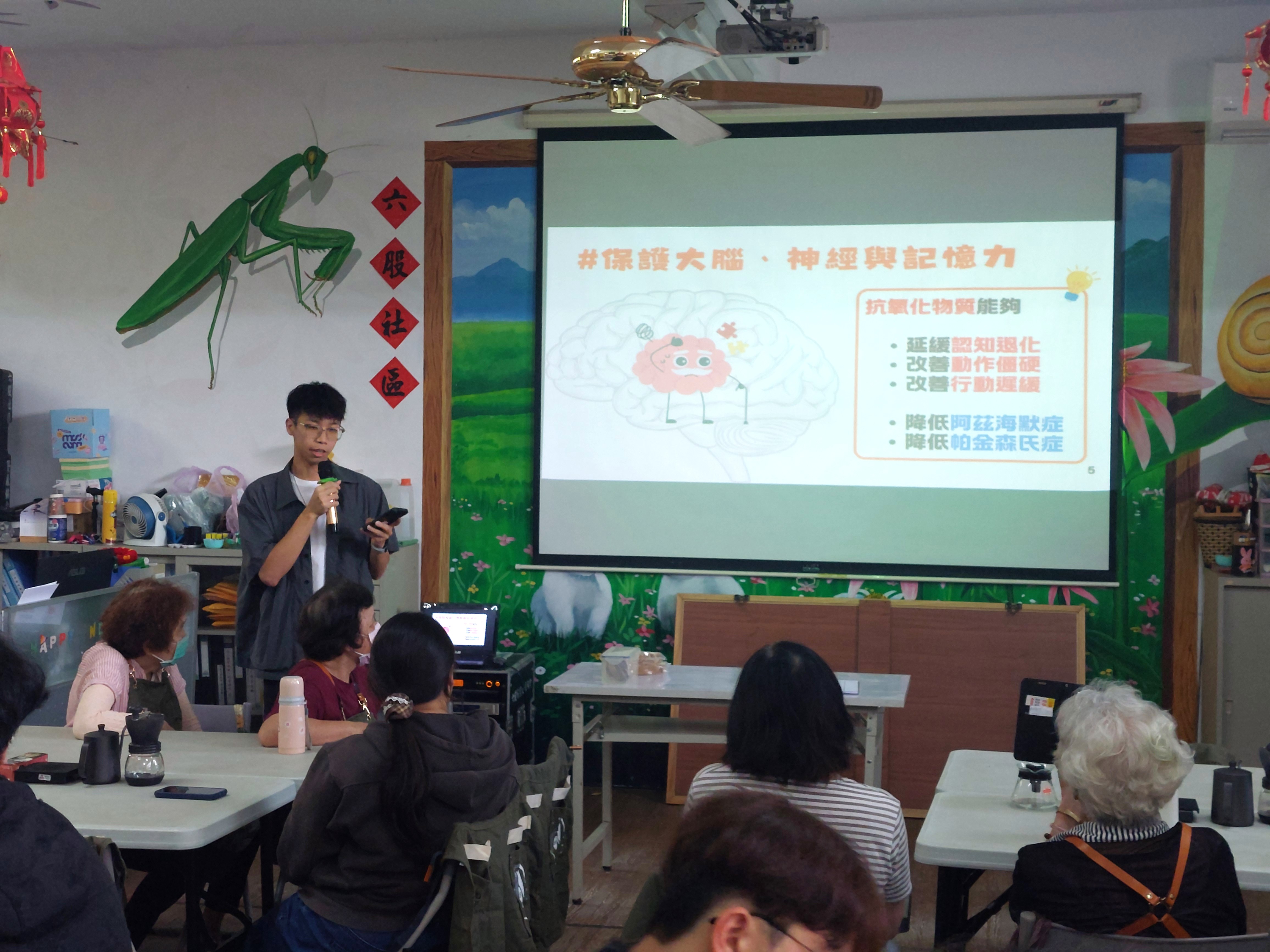 圖說：亞大護理學系參與洄游農村競賽的應屆畢業生，升格為「風味咖啡職人實作微學分課程」講師，持續投入青銀培力與社區實踐。