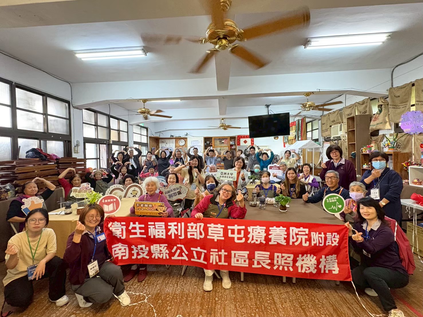 圖說：亞洲大學護理學院USR團隊協助霧峰六股社區不老咖啡館接待草屯療養院失智長輩，辦理咖啡交流活動，促進高齡者社會參與與互動交流。