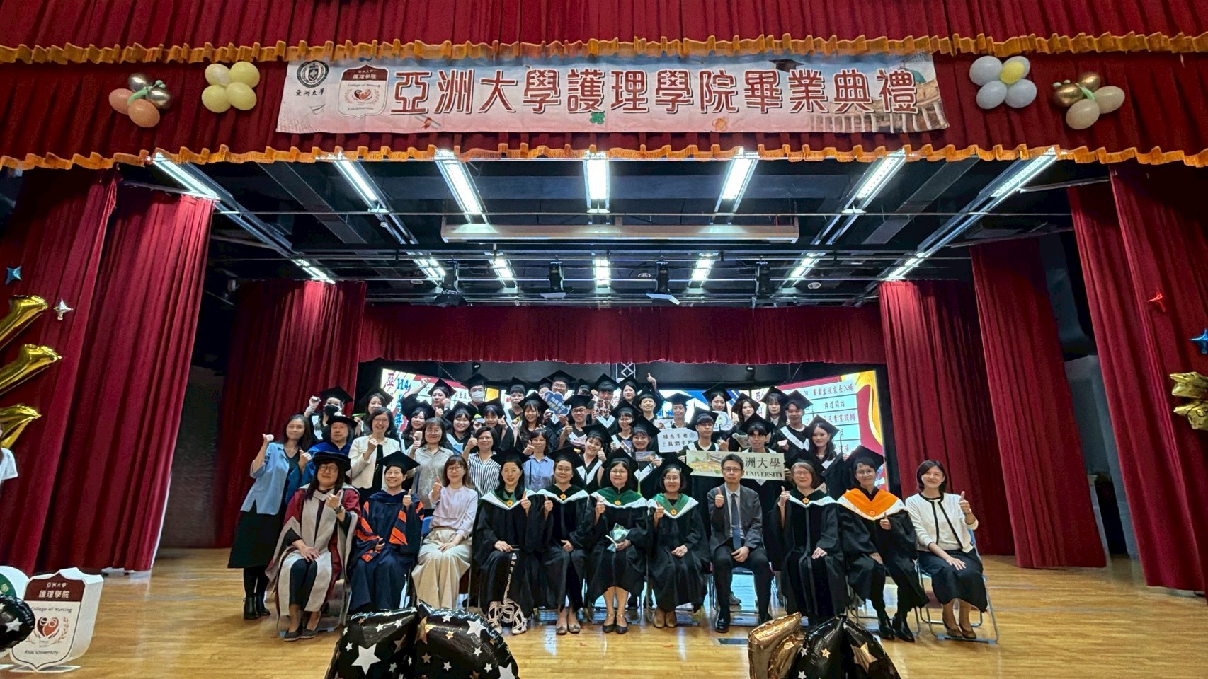 圖說：亞洲大學護理學院師長與學士後護理學系畢業生合影。